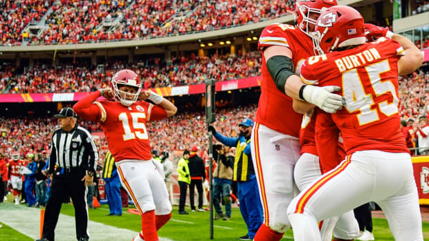 Dec 26, 2021; Kansas City, Missouri, USA; Kansas City Chiefs quarterback Patrick Mahomes (15) celebrates as running back Clyde Edwards-Helaire (25) is congratulated by guard Joe Thuney (62) and fullback Michael Burton (45) after scoring a touchdown during the first half against the Pittsburgh Steelers at GEHA Field at Arrowhead Stadium. Mandatory Credit: Jay Biggerstaff-USA TODAY Sports